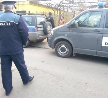 Trei indivizi au spart o casă şi au aruncat bunurile sustrase într-o altă curte